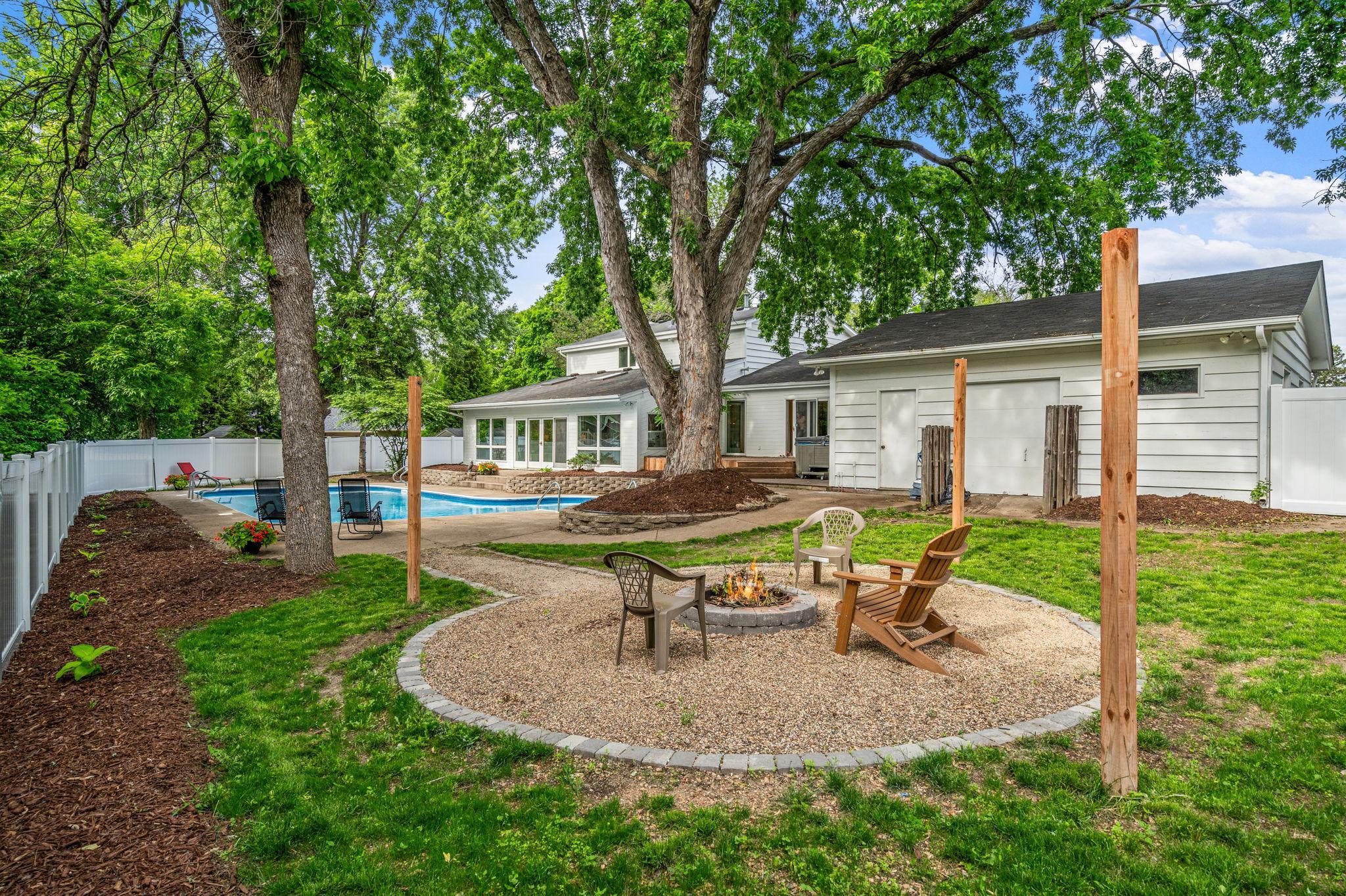 2105 Walnut Grove Lane N