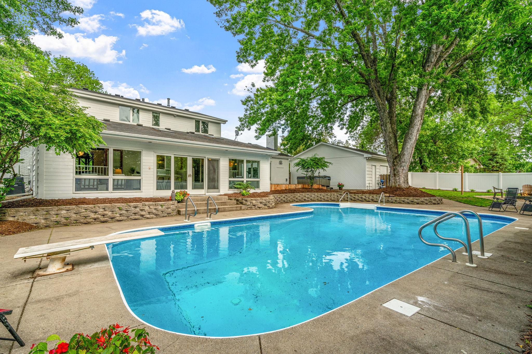 2105 Walnut Grove Lane N