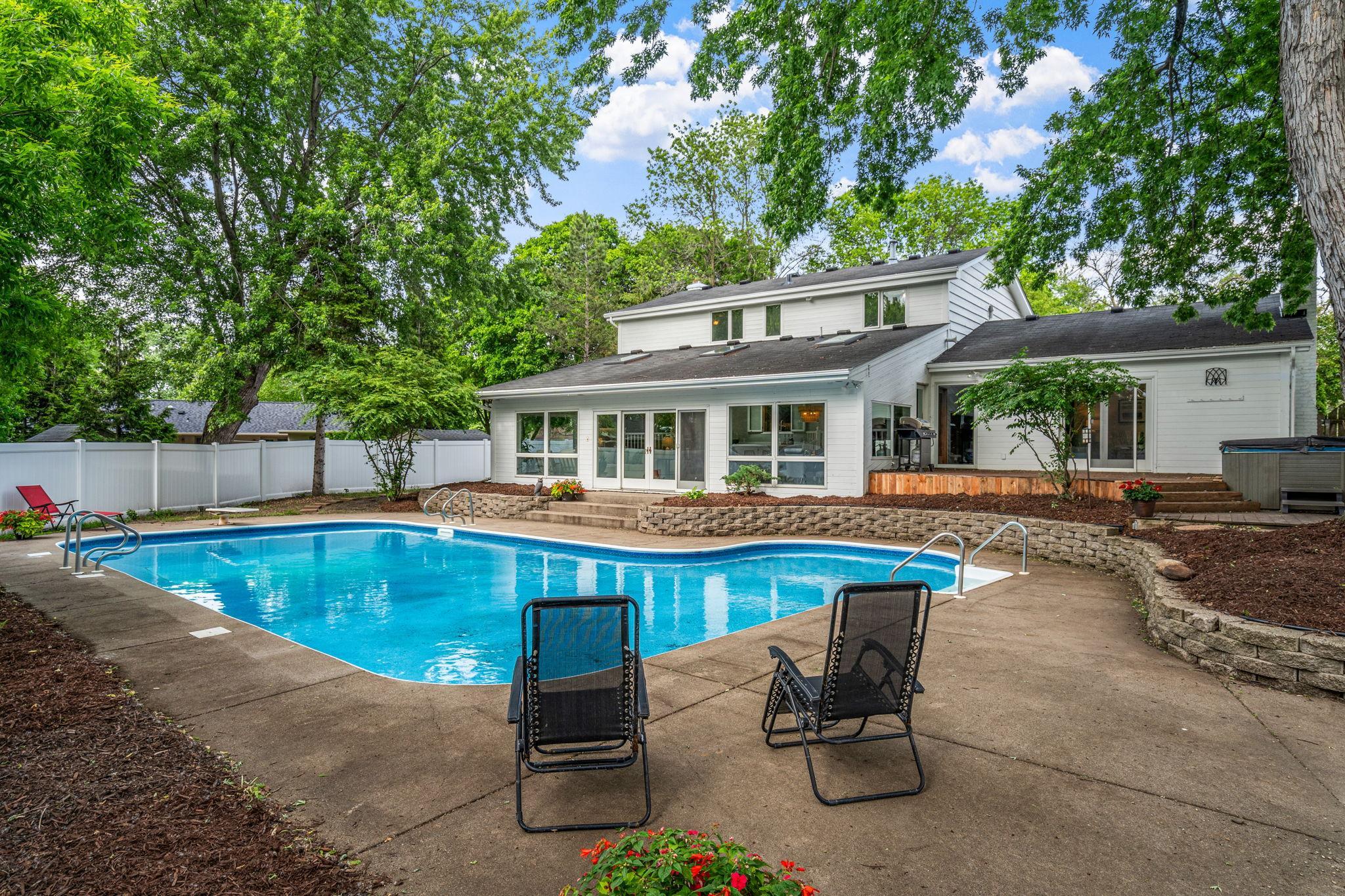 2105 Walnut Grove Lane N