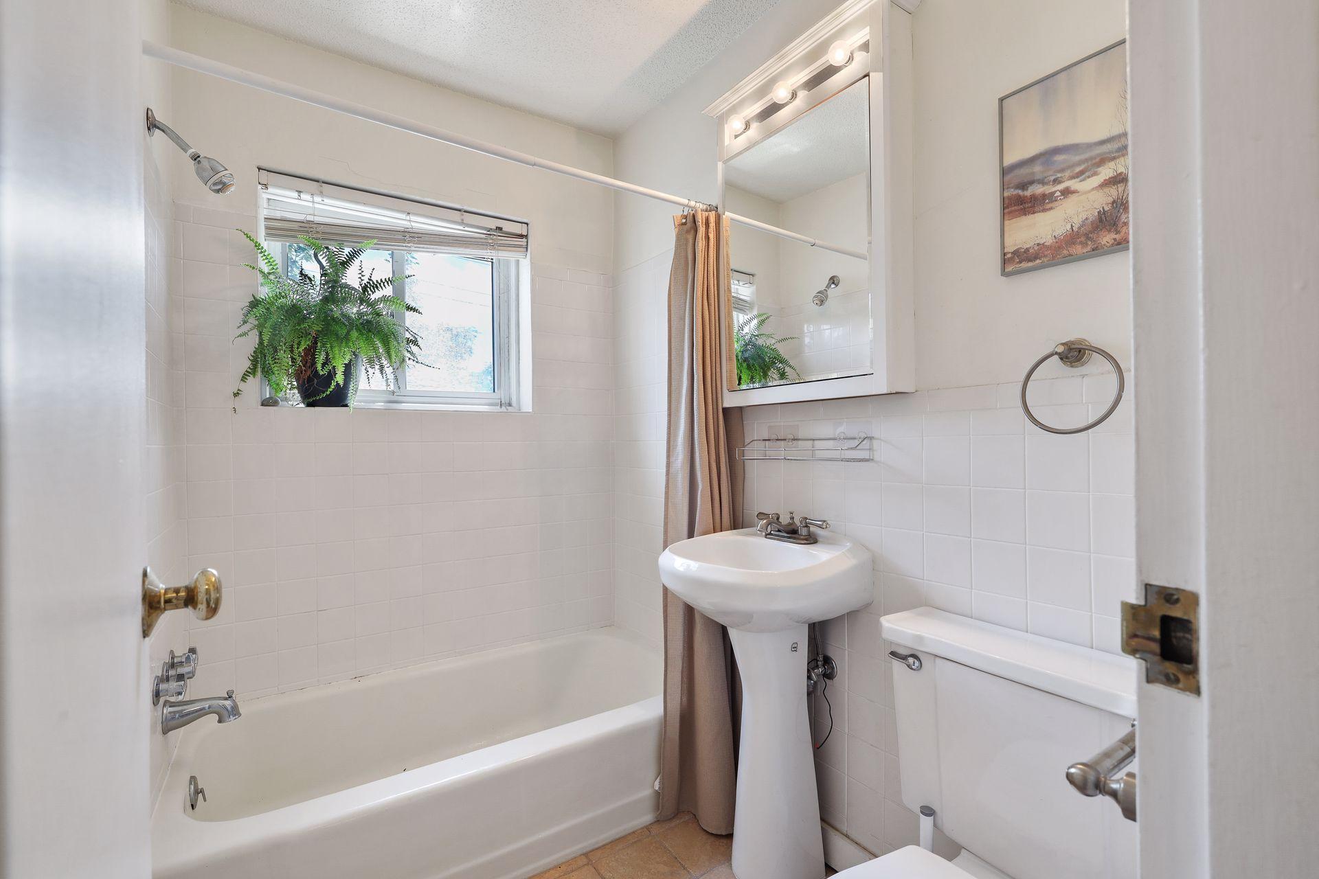 2747 Dupont Avenue S Unit: 304