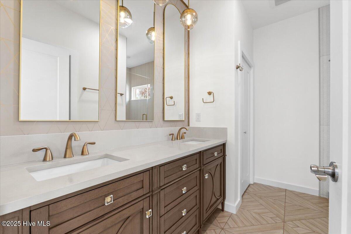 1708 Oakbrook Drive SW