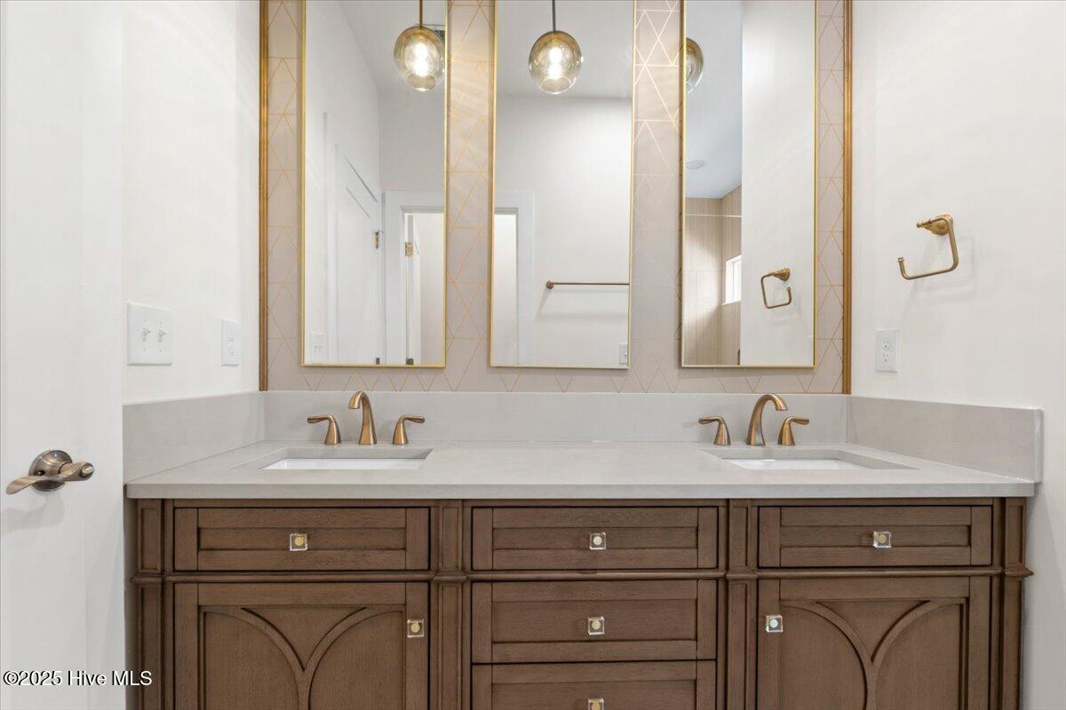 1708 Oakbrook Drive SW