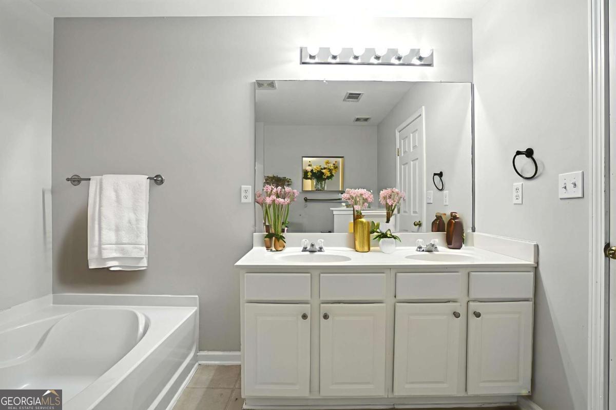 2263 Leicester Way SE