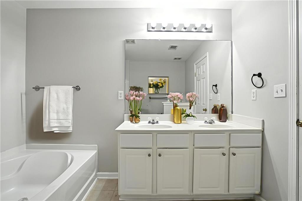 2263 Leicester Way SE