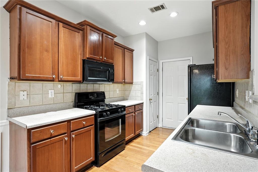 2263 Leicester Way SE