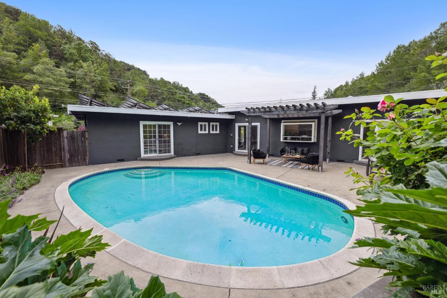 327 Mountain View Ave