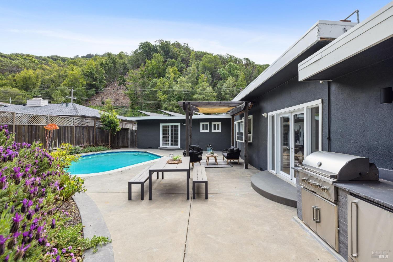 327 Mountain View Ave