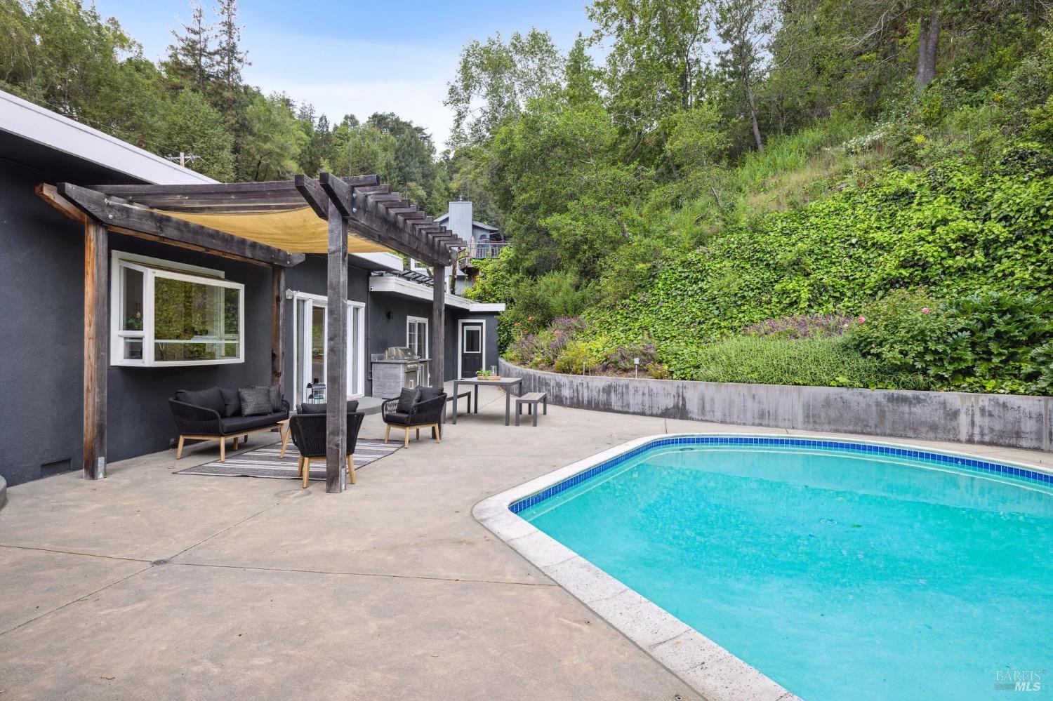 327 Mountain View Ave