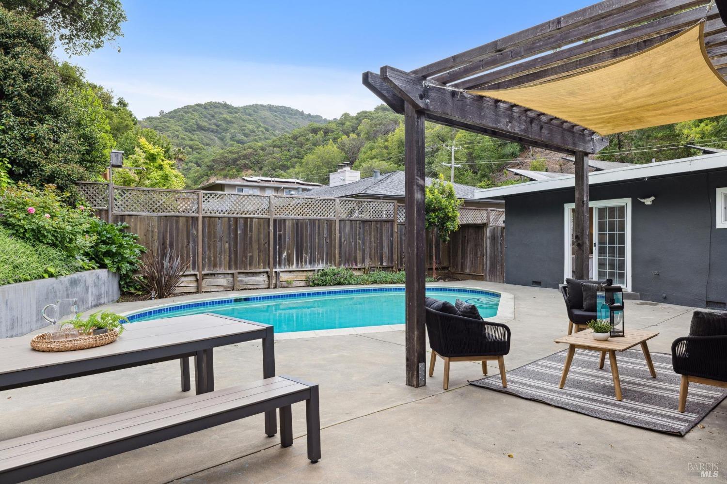 327 Mountain View Ave