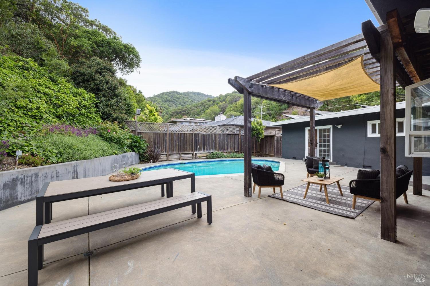 327 Mountain View Ave