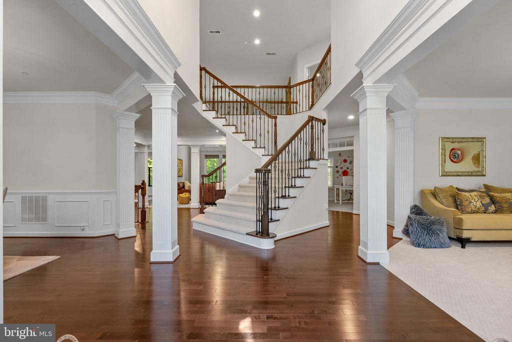 327 PANORA WAY