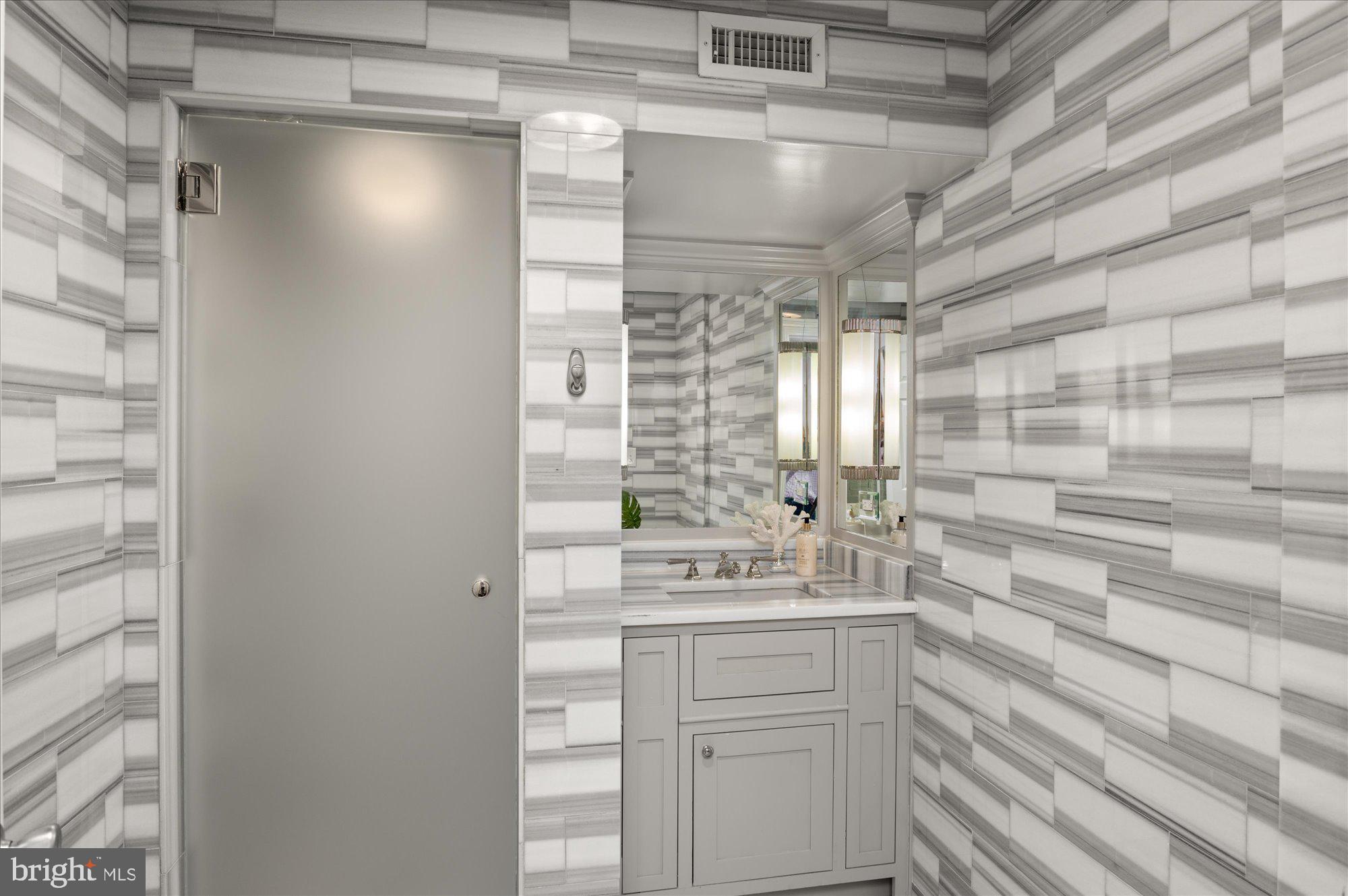 710 E CAPITOL STREET NE