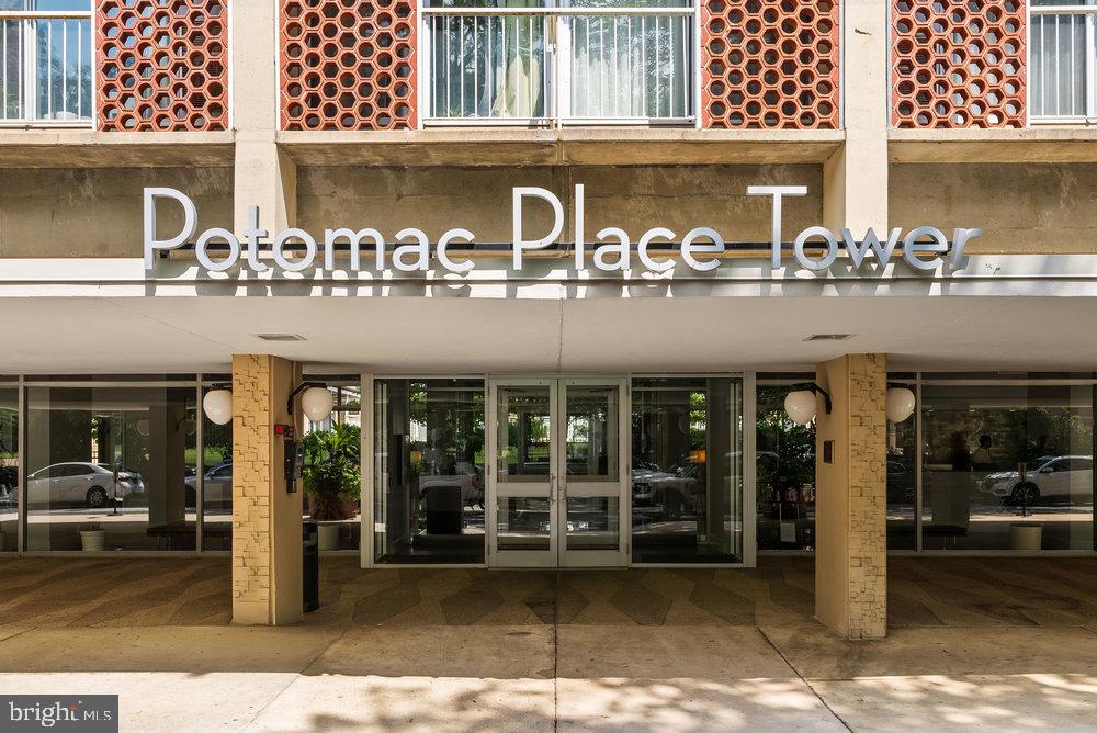 800 4TH STREET SW S221