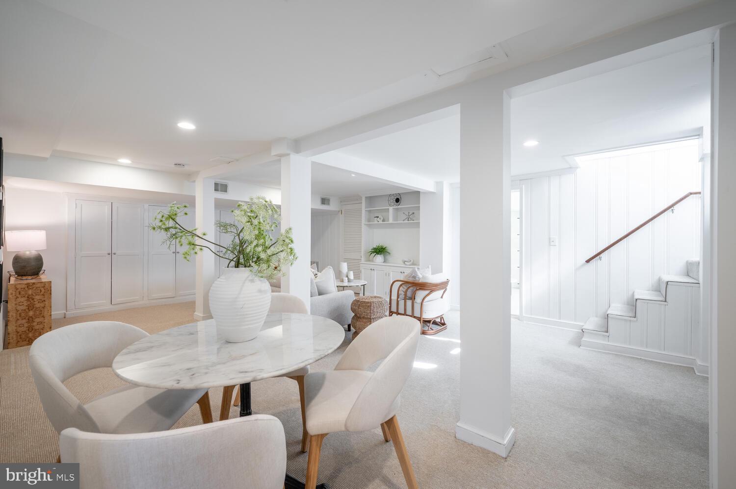 28 W IRVING STREET