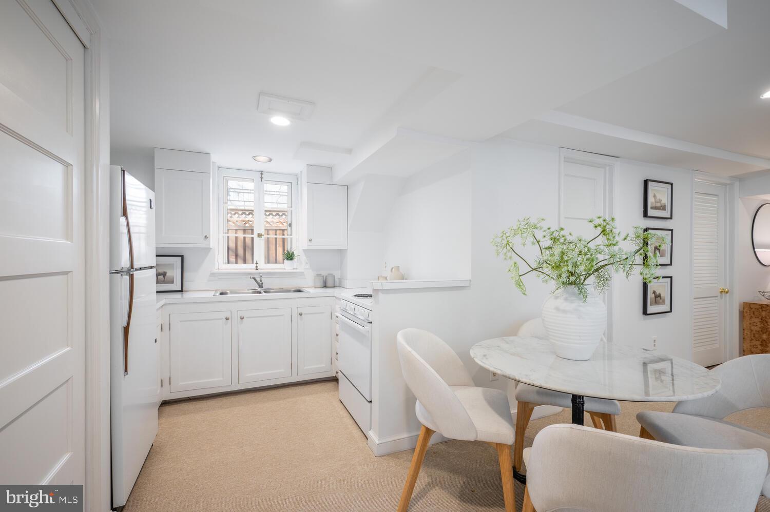 28 W IRVING STREET