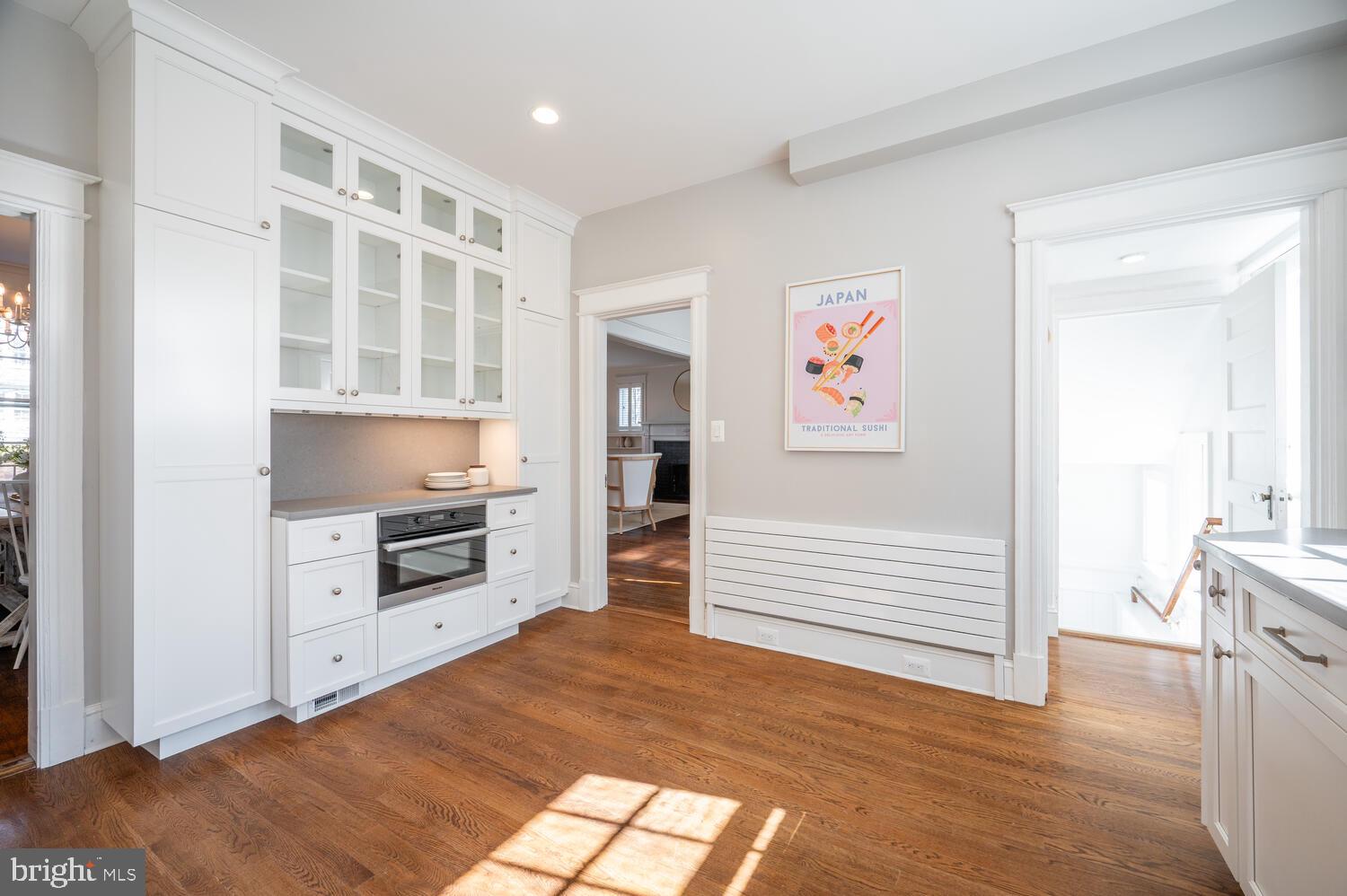 28 W IRVING STREET