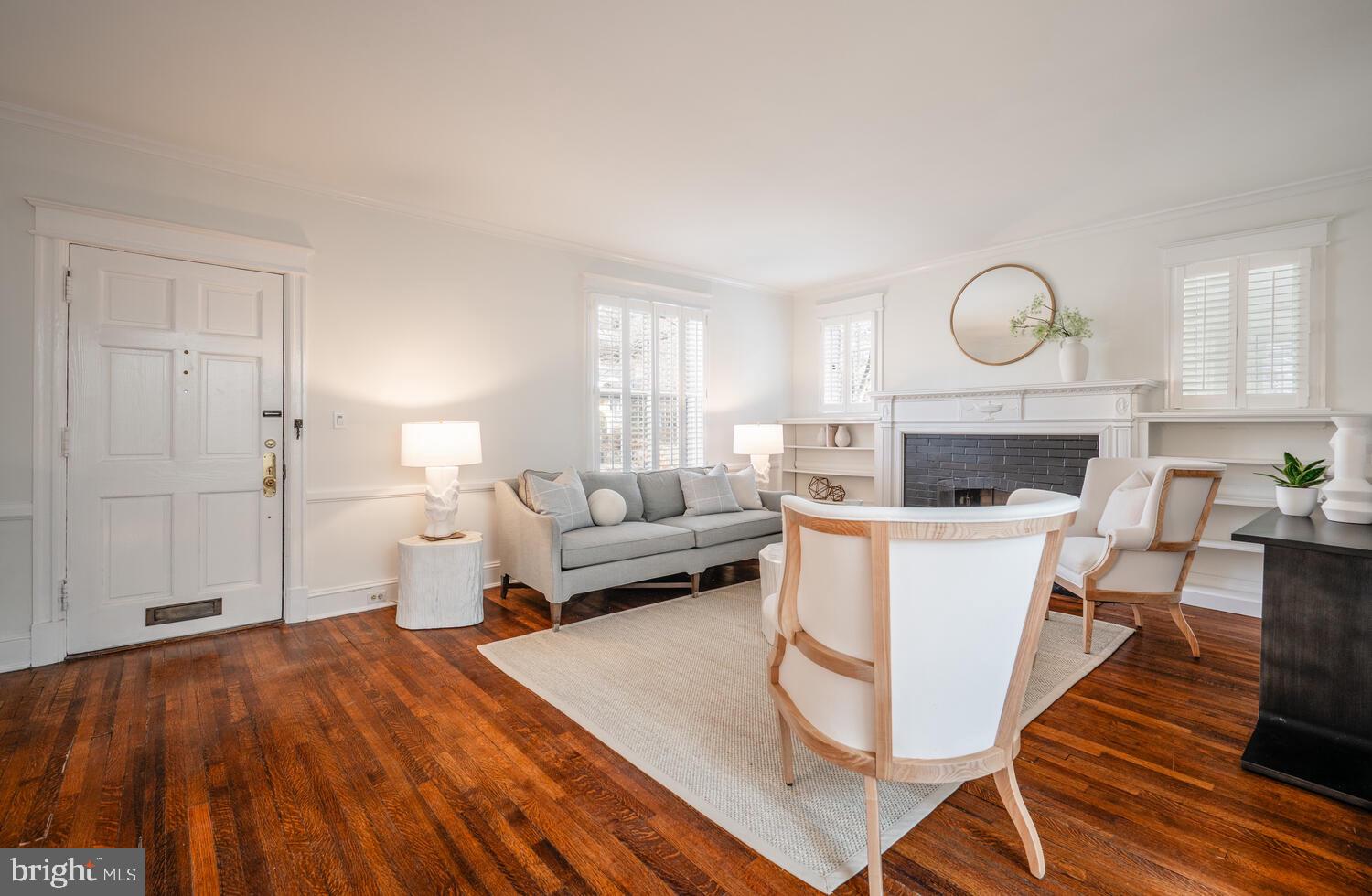 28 W IRVING STREET