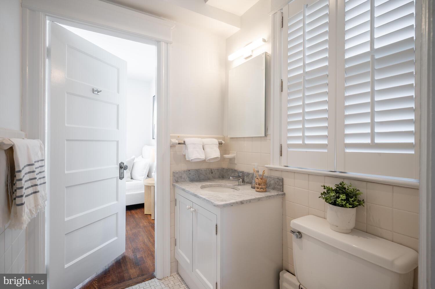 28 W IRVING STREET