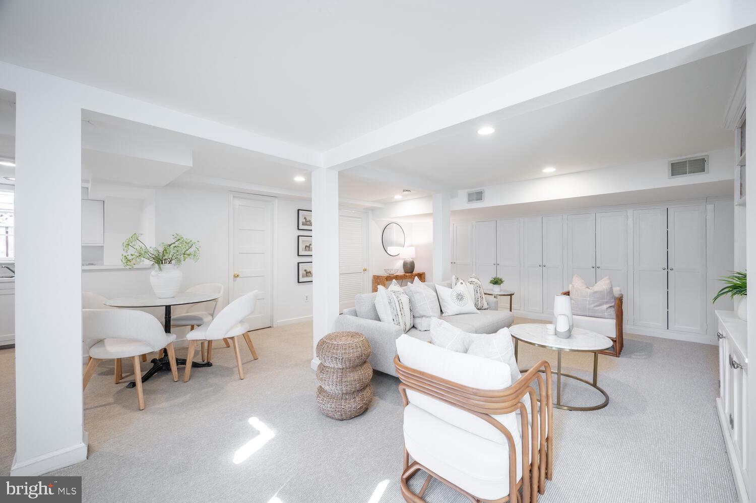 28 W IRVING STREET