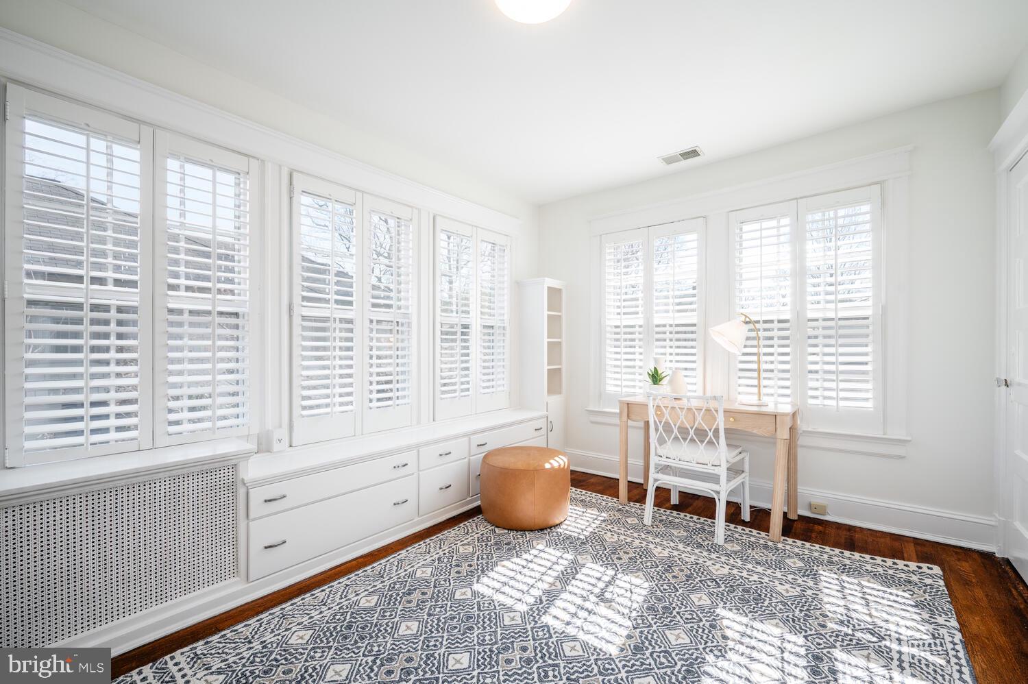 28 W IRVING STREET
