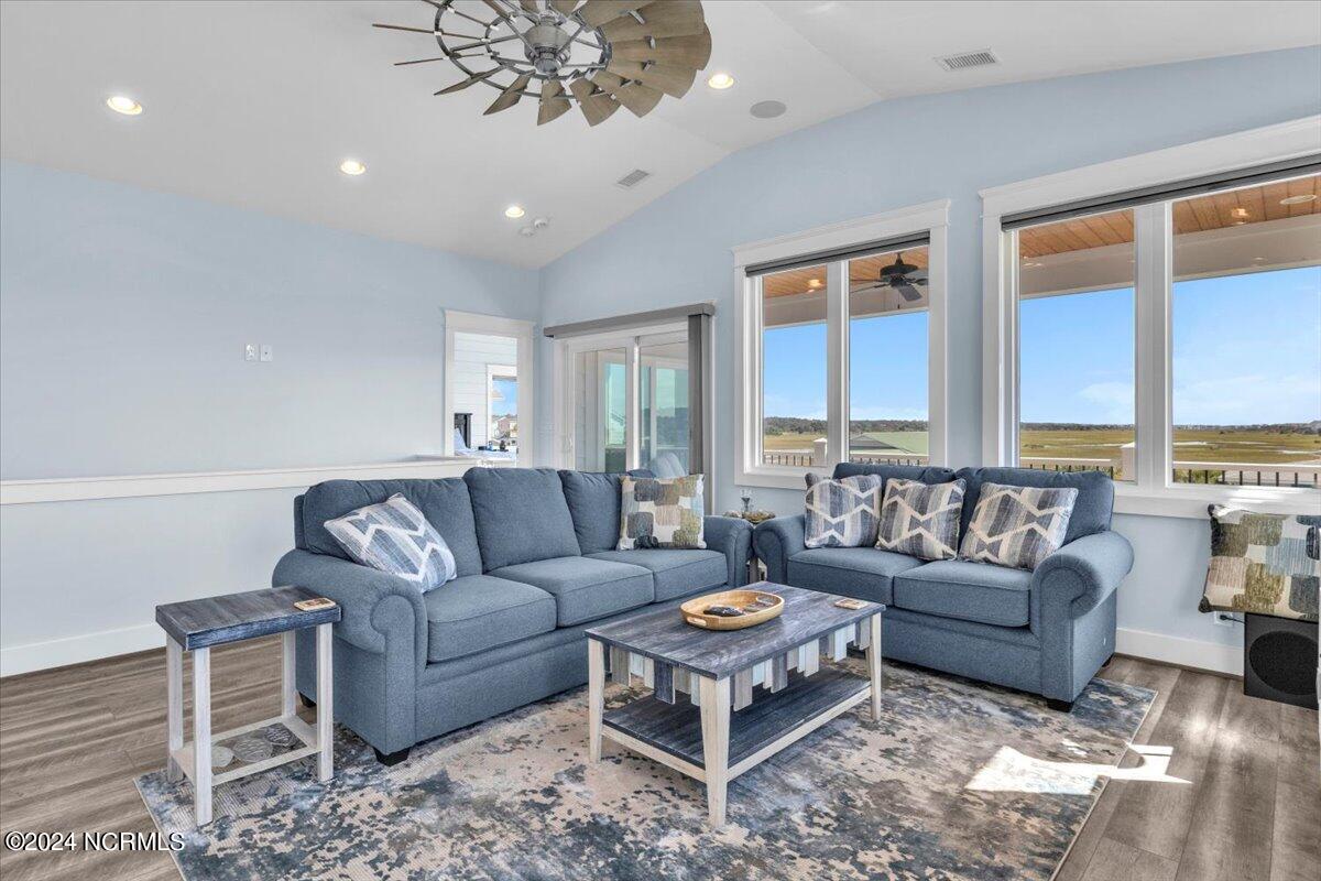 118 Dolphin Drive