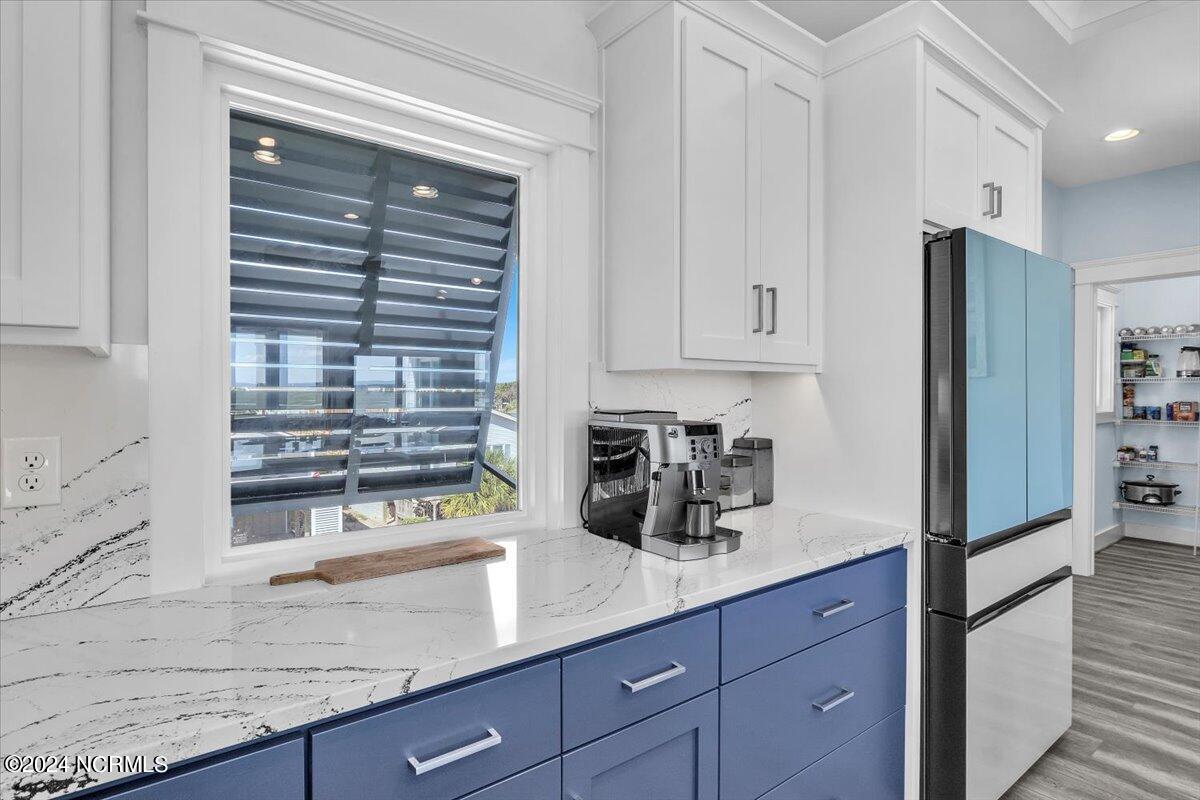 118 Dolphin Drive