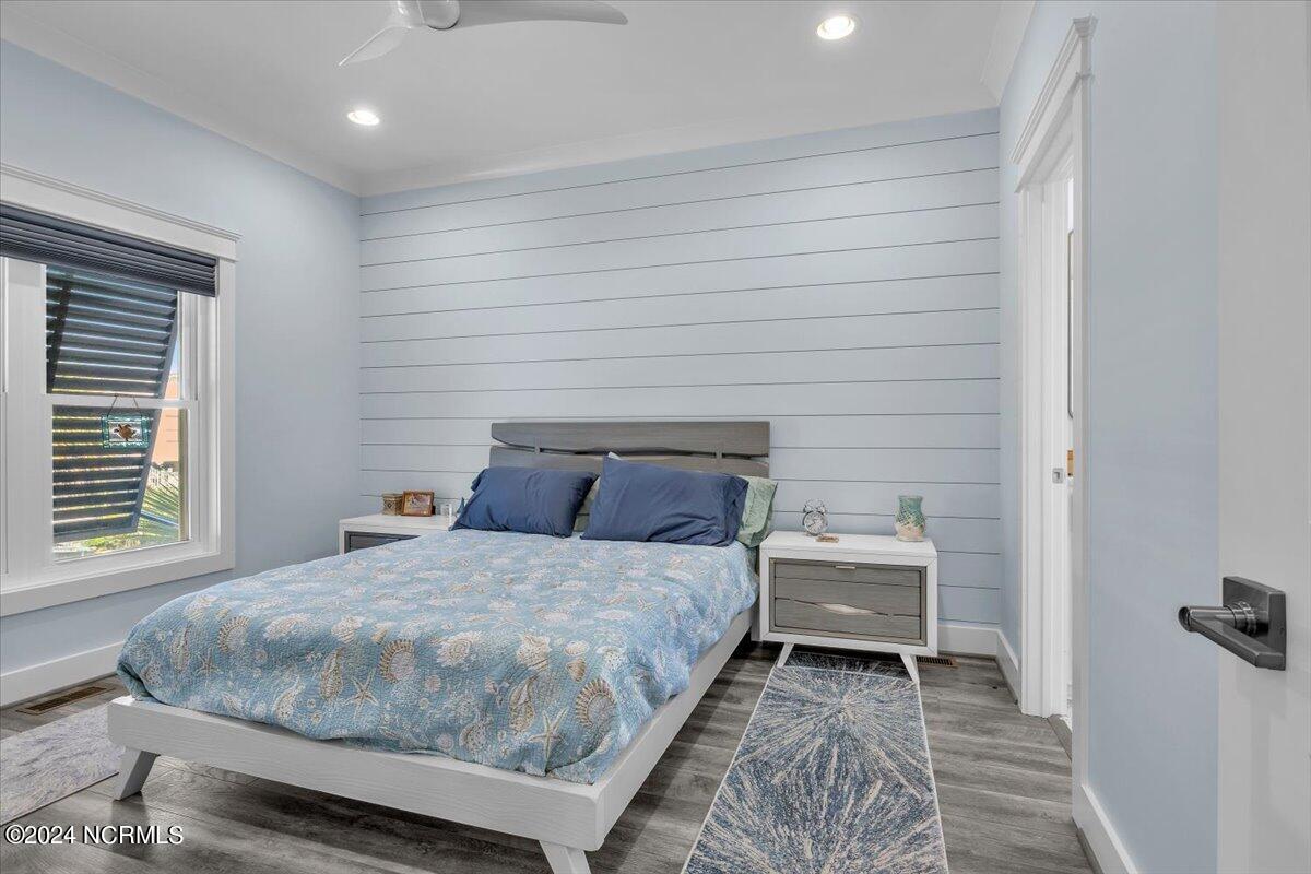 118 Dolphin Drive