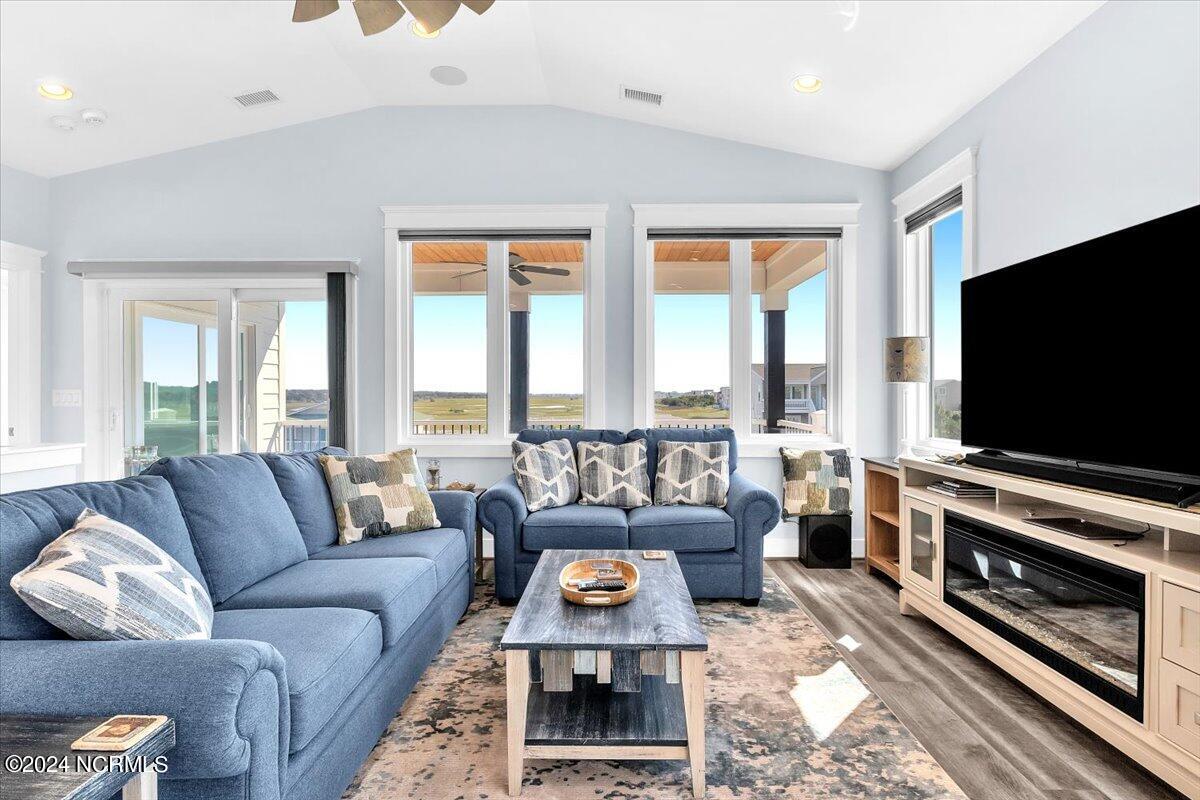 118 Dolphin Drive