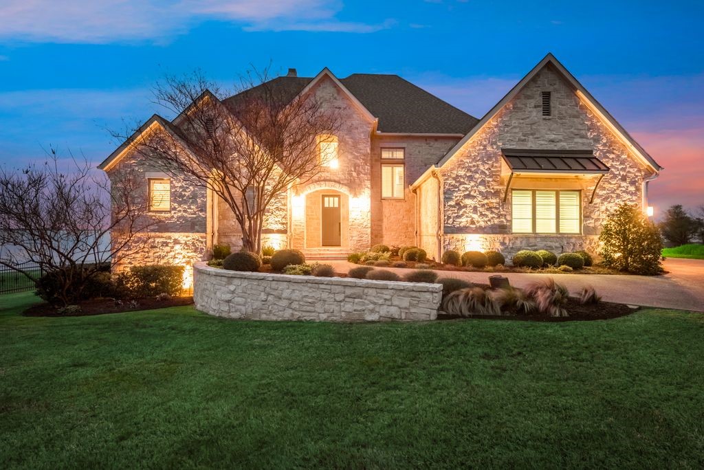 121 Moonlight Point