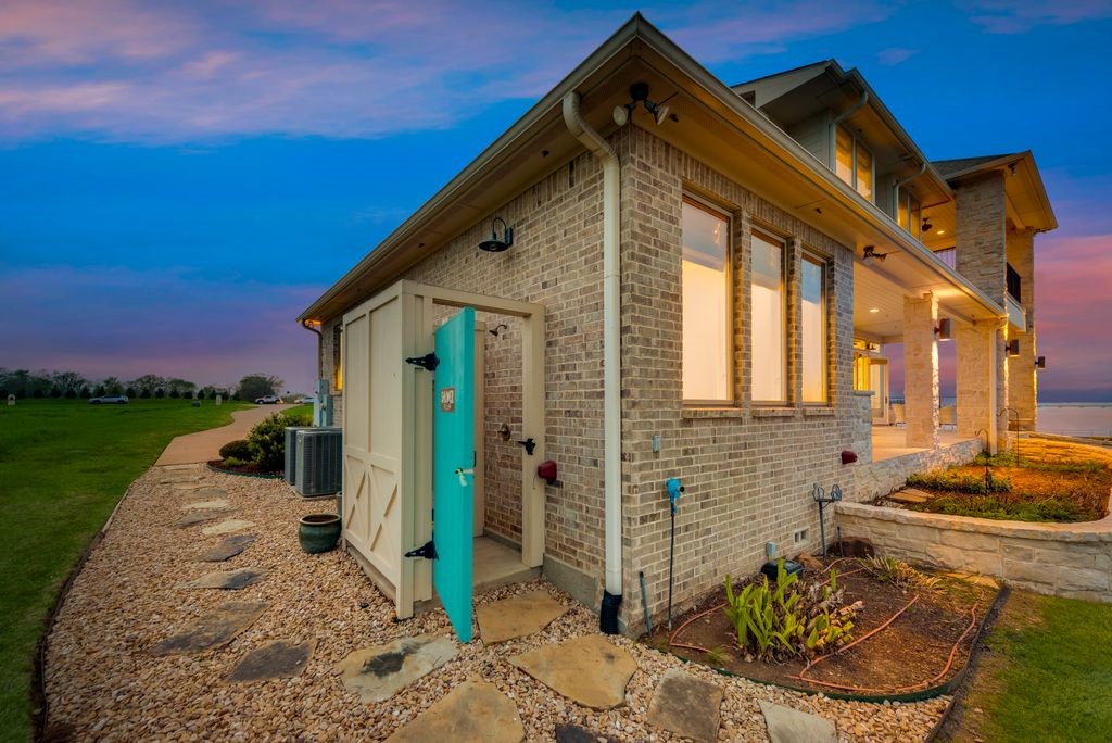 121 Moonlight Point
