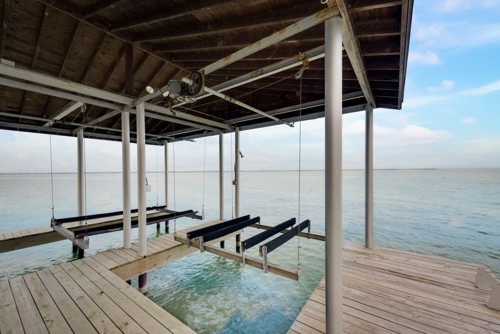 121 Moonlight Point