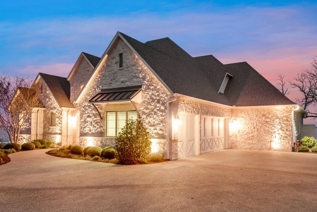 121 Moonlight Point