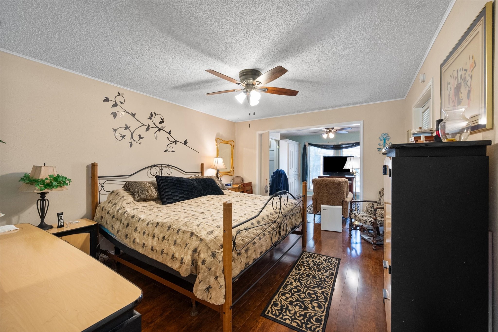1208 Lexington Square