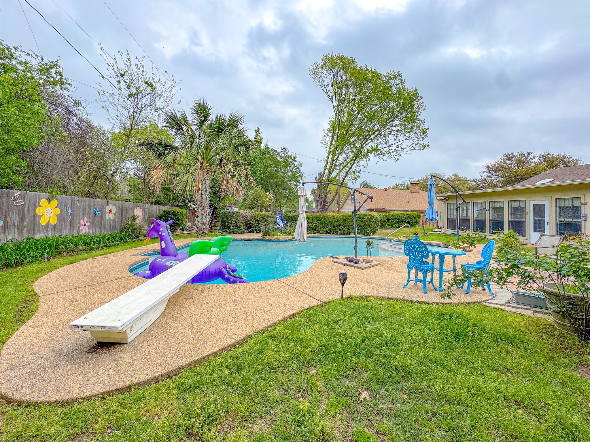 1208 Lexington Square
