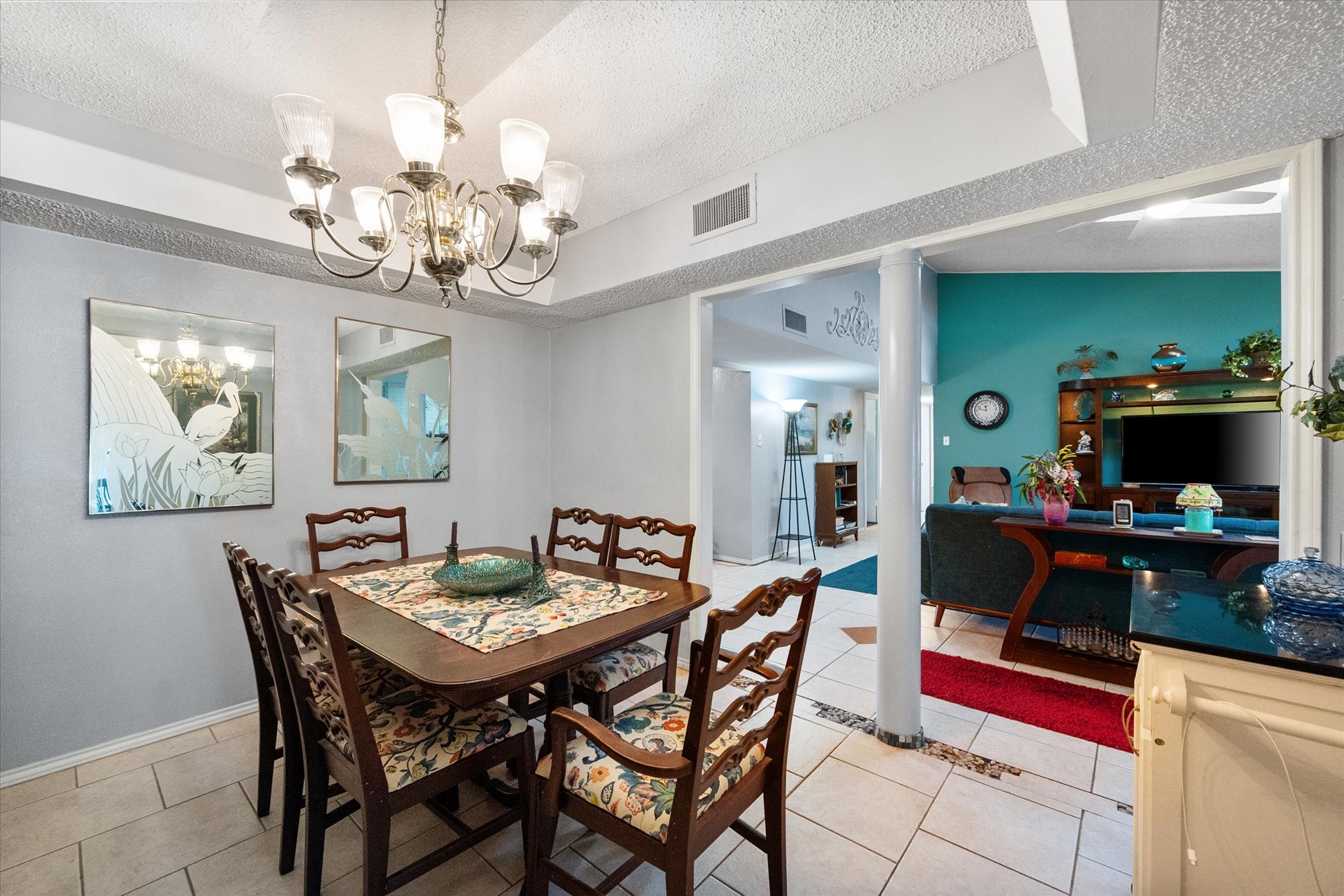 1208 Lexington Square