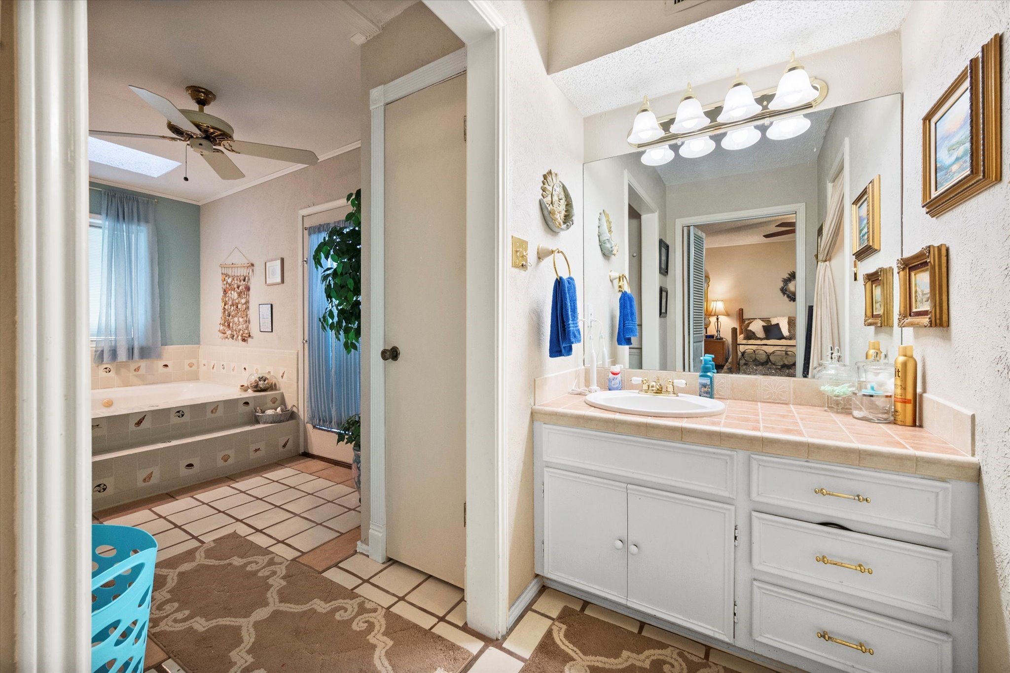 1208 Lexington Square