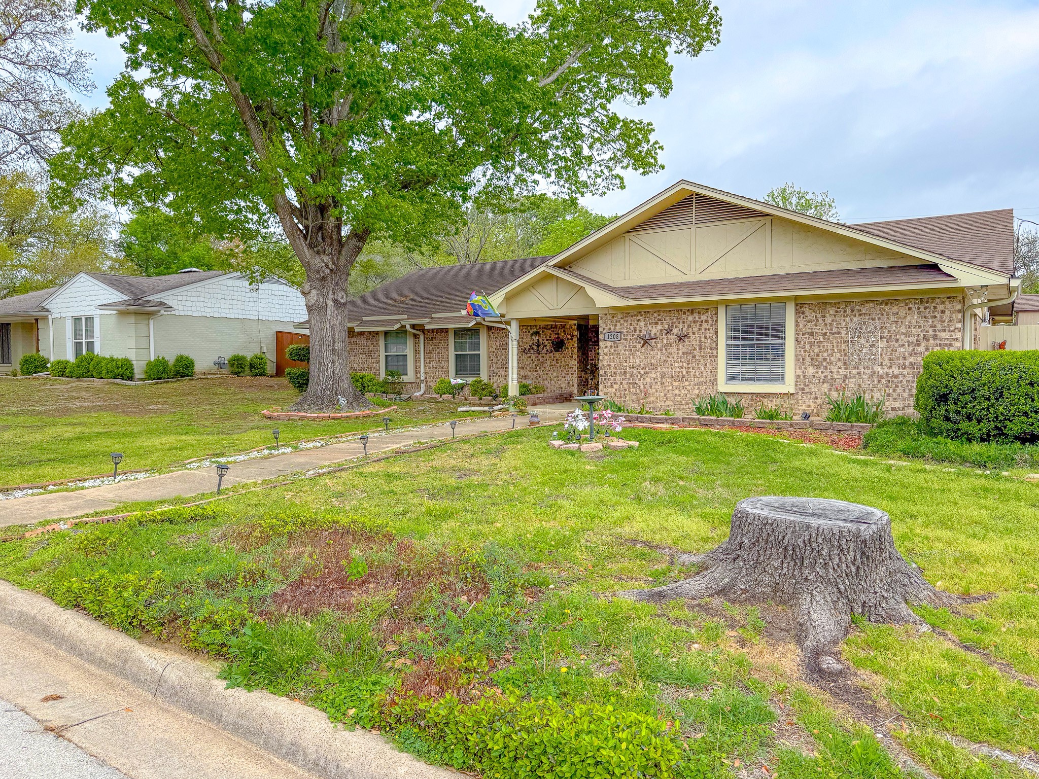 1208 Lexington Square