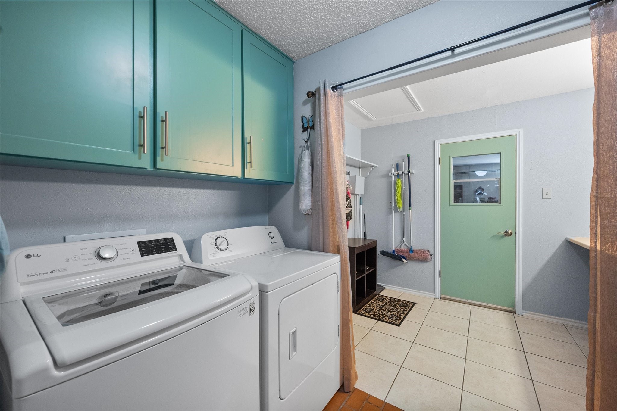 1208 Lexington Square