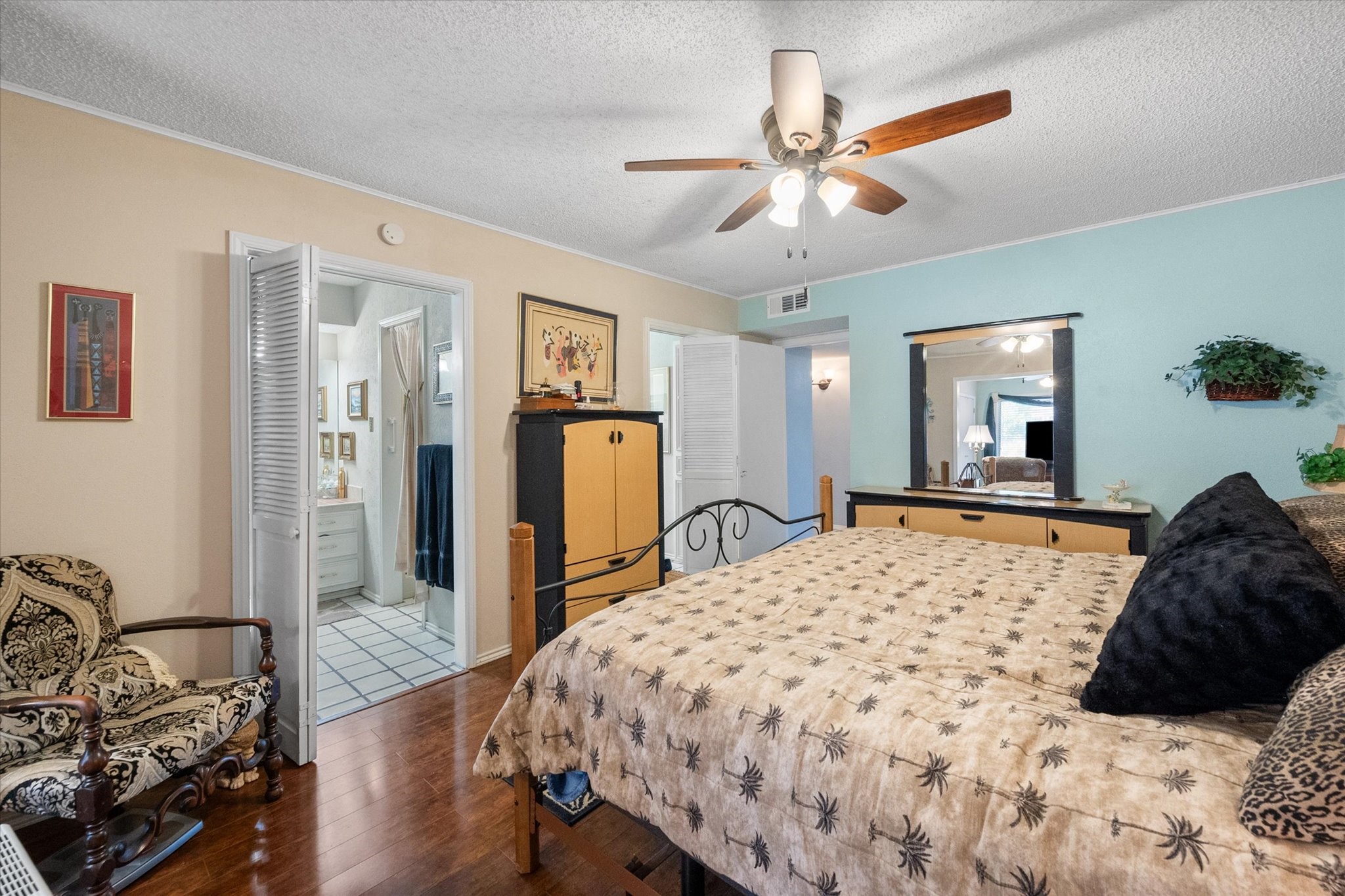 1208 Lexington Square