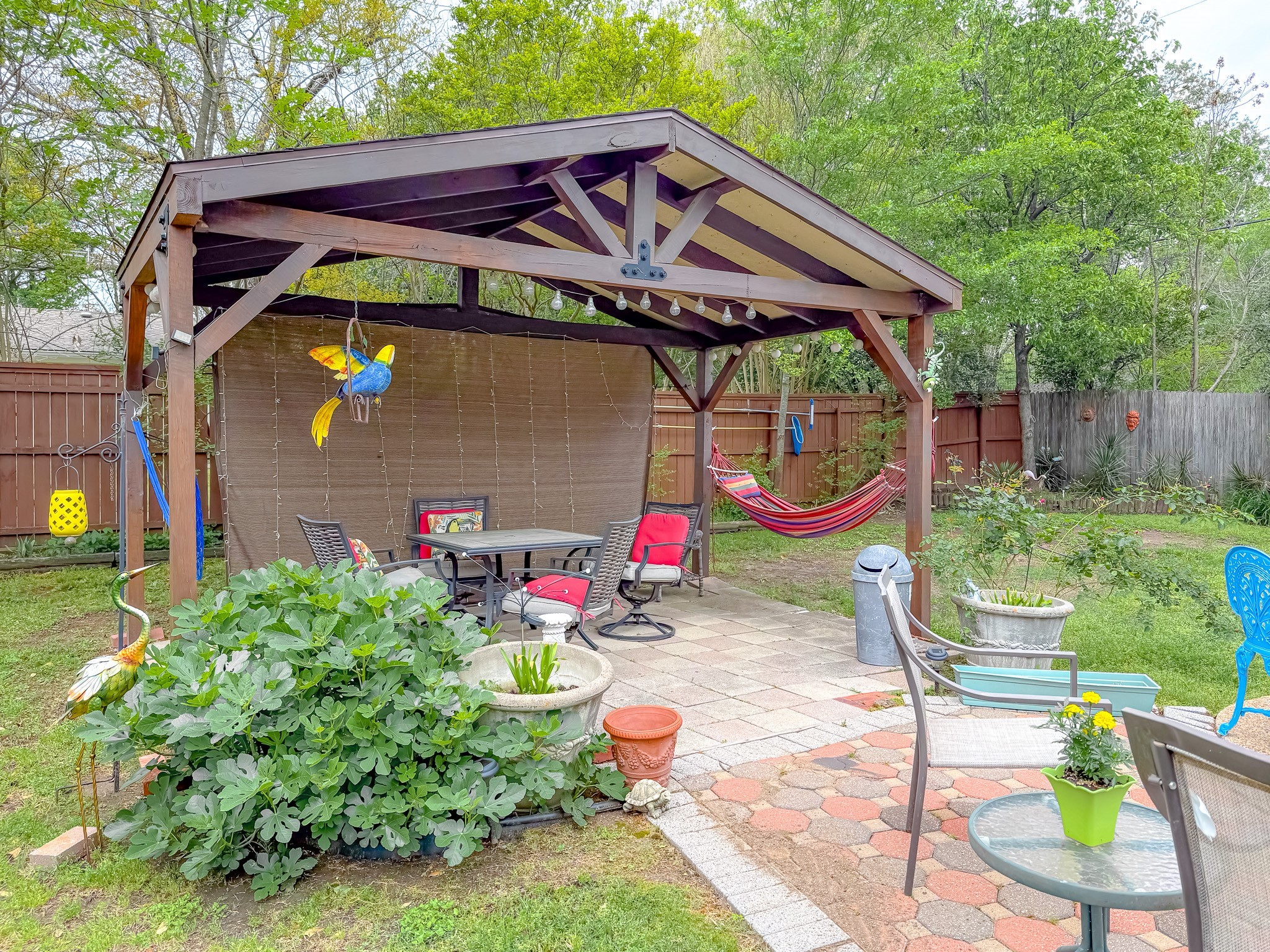 1208 Lexington Square