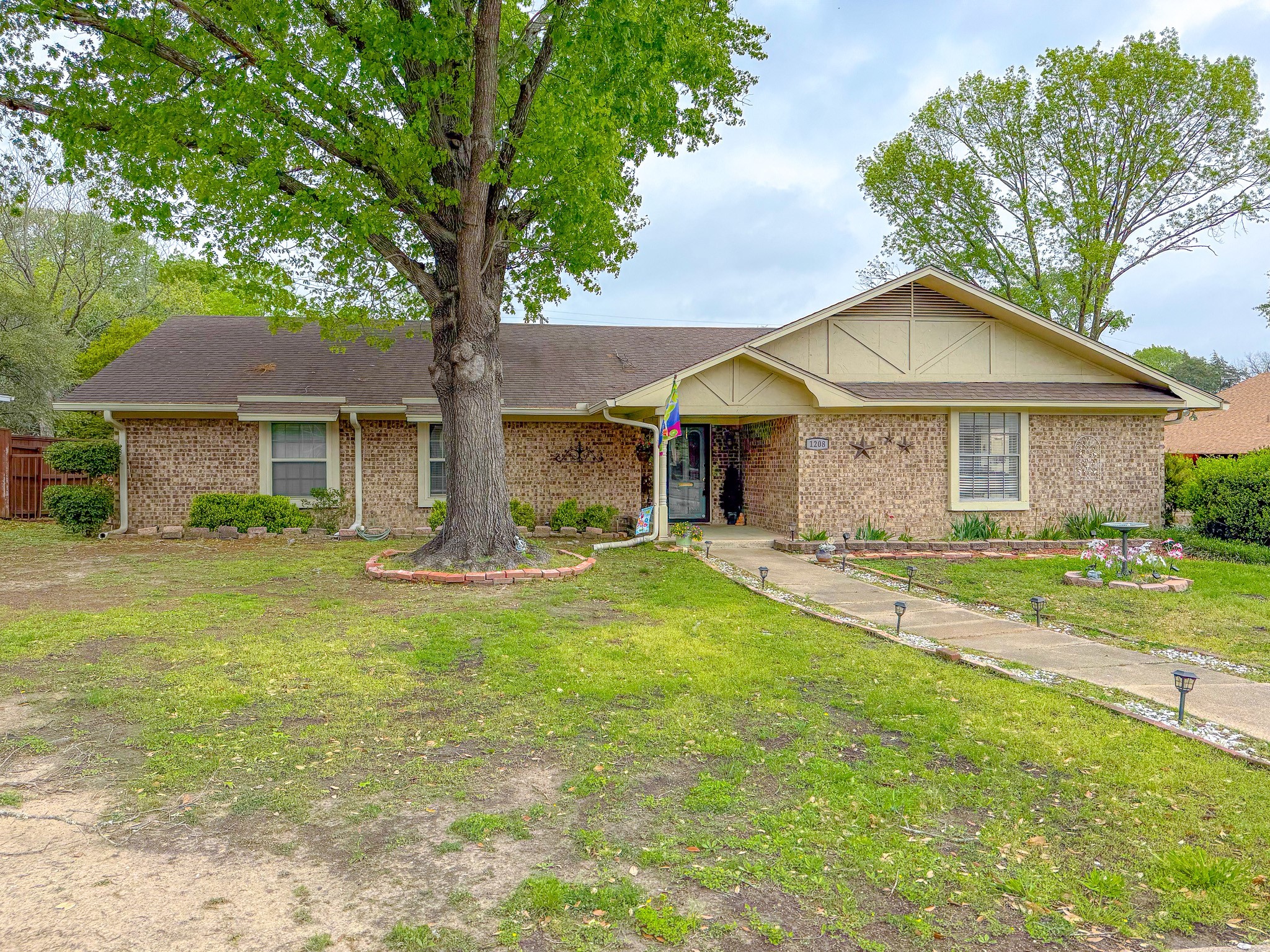1208 Lexington Square