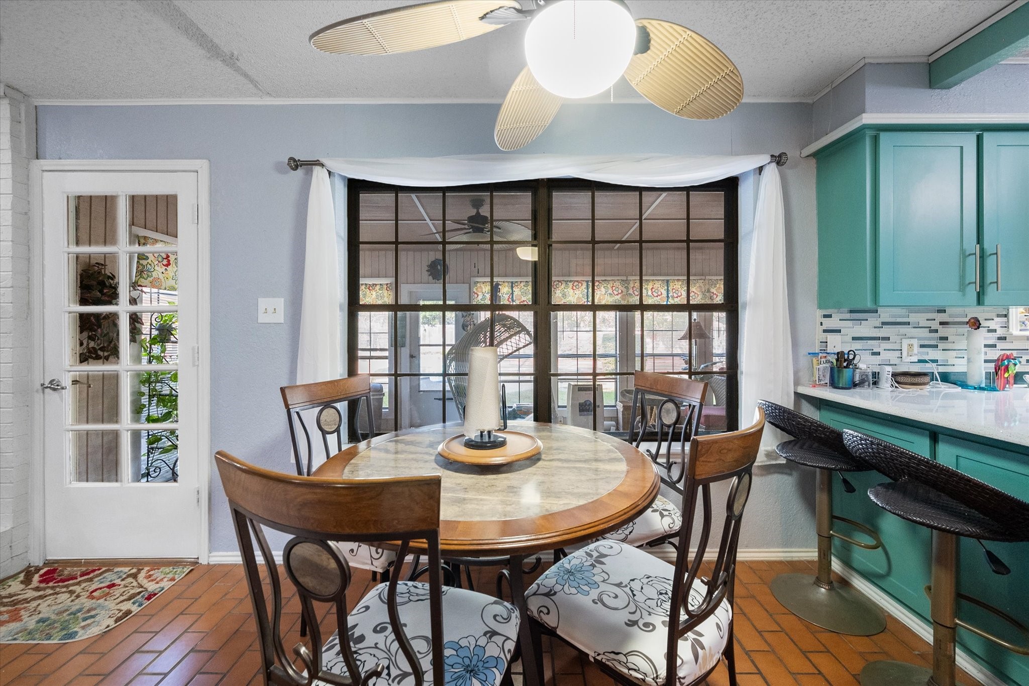1208 Lexington Square