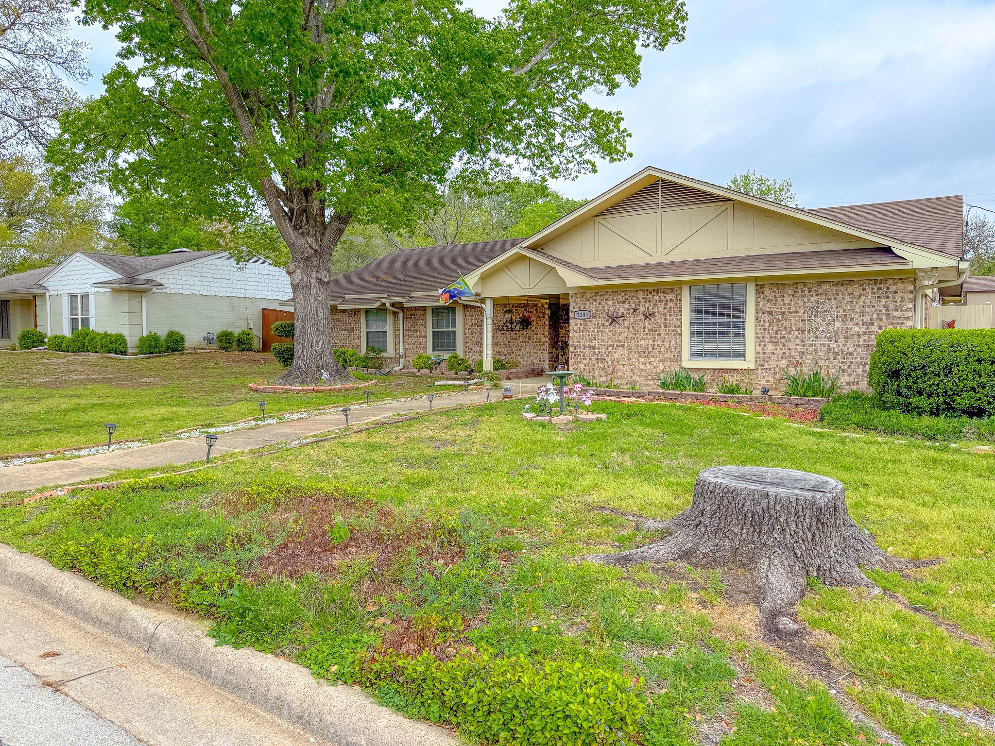 1208 Lexington Square
