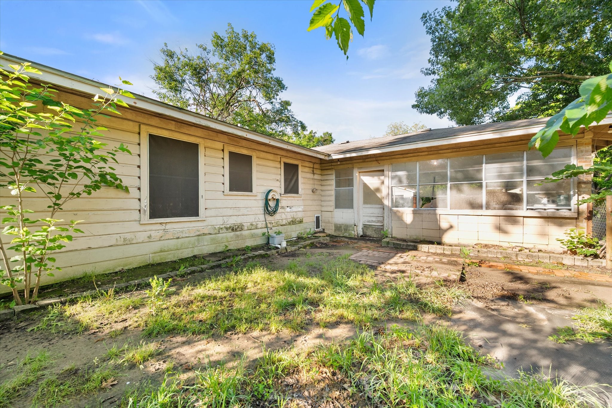 2418 W Collin Street