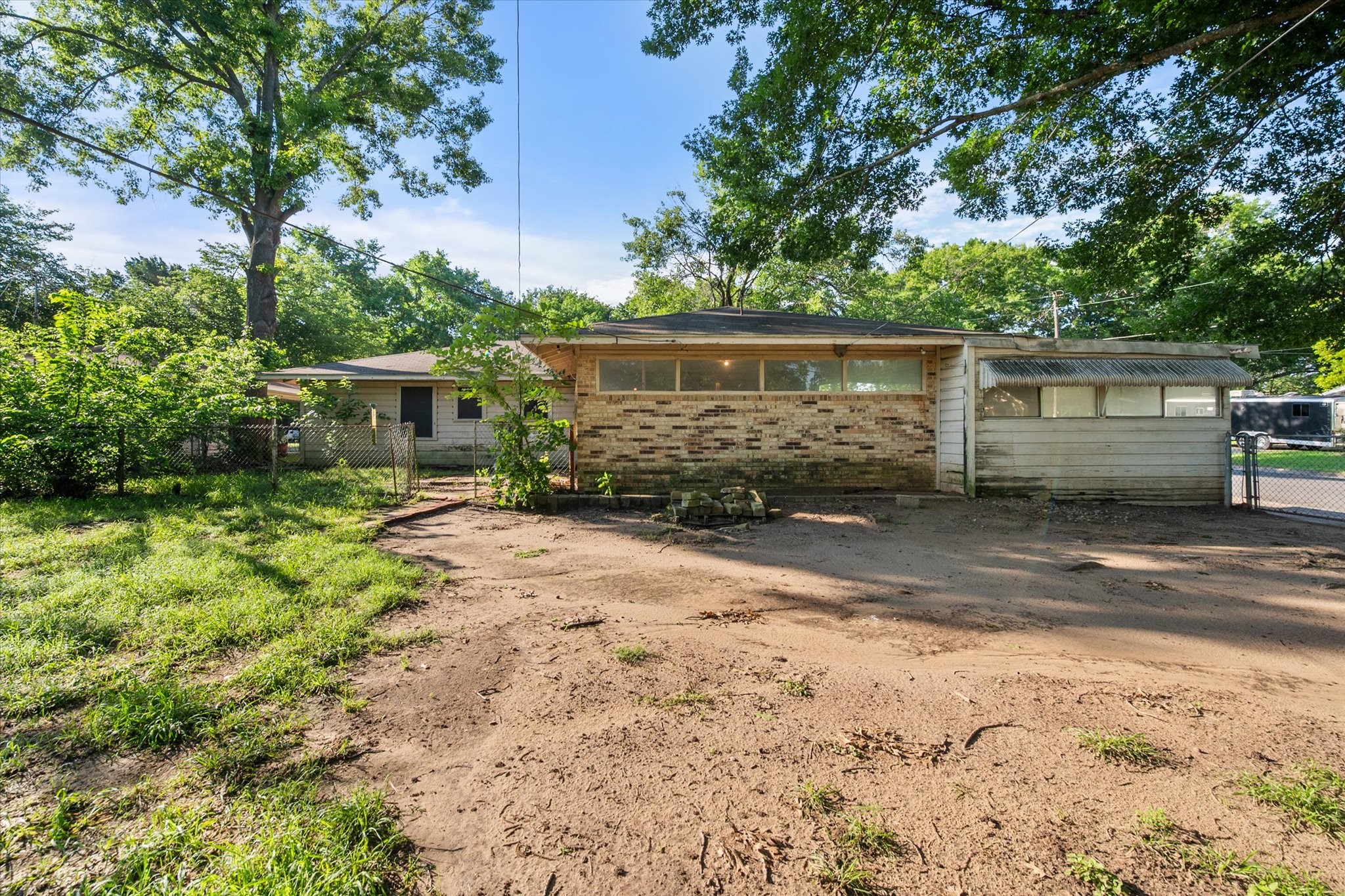 2418 W Collin Street