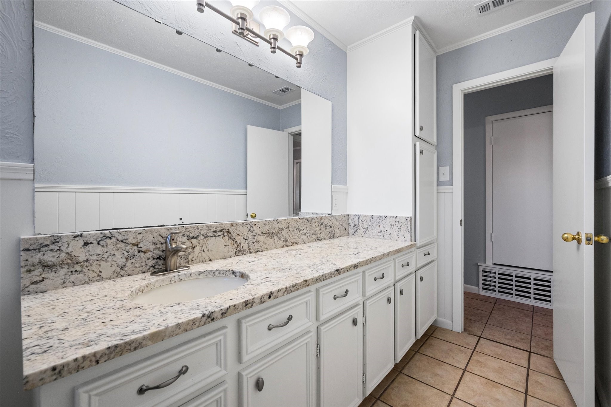 208 Gladstone Avenue