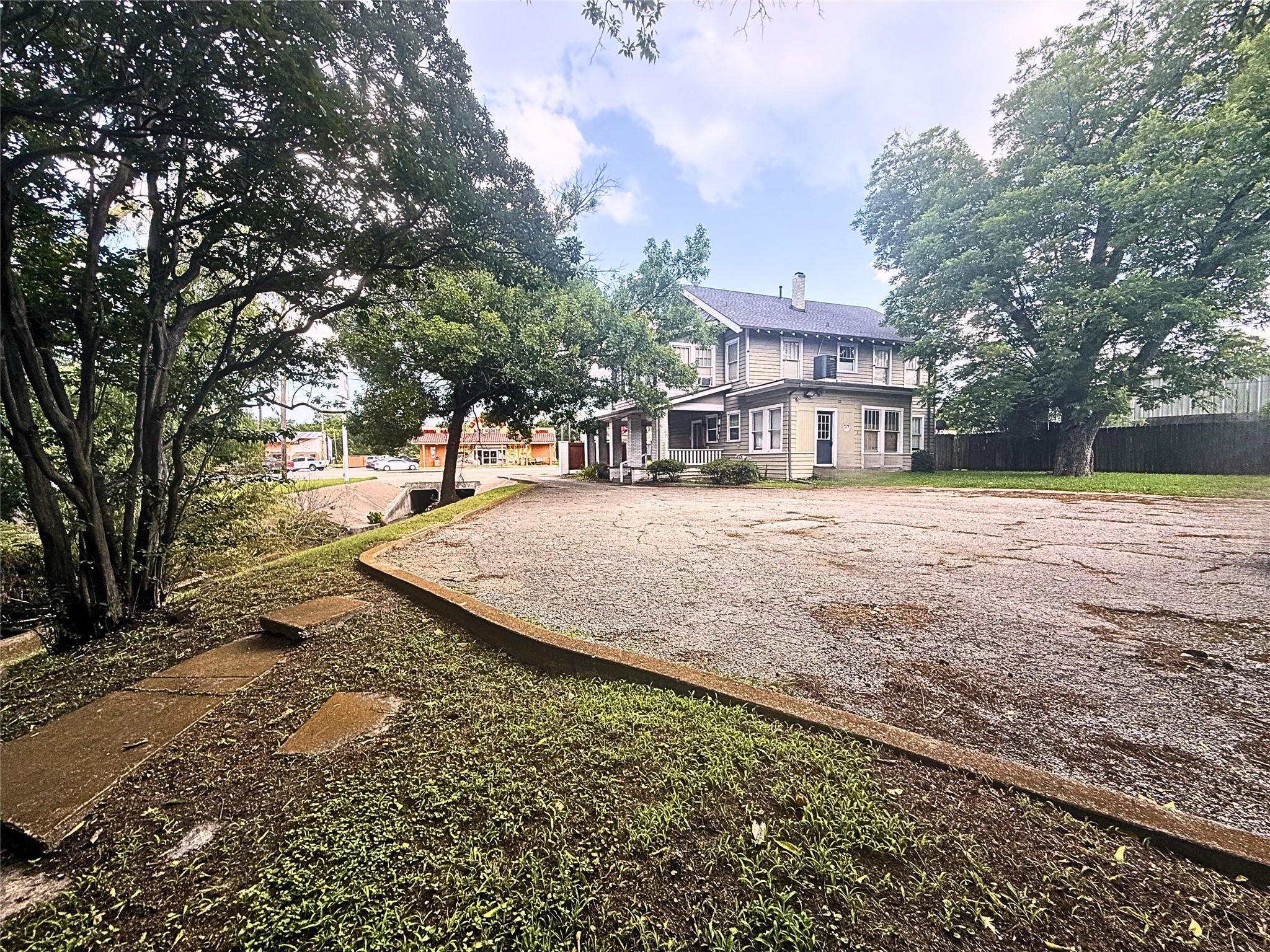 806 W 7th Avenue