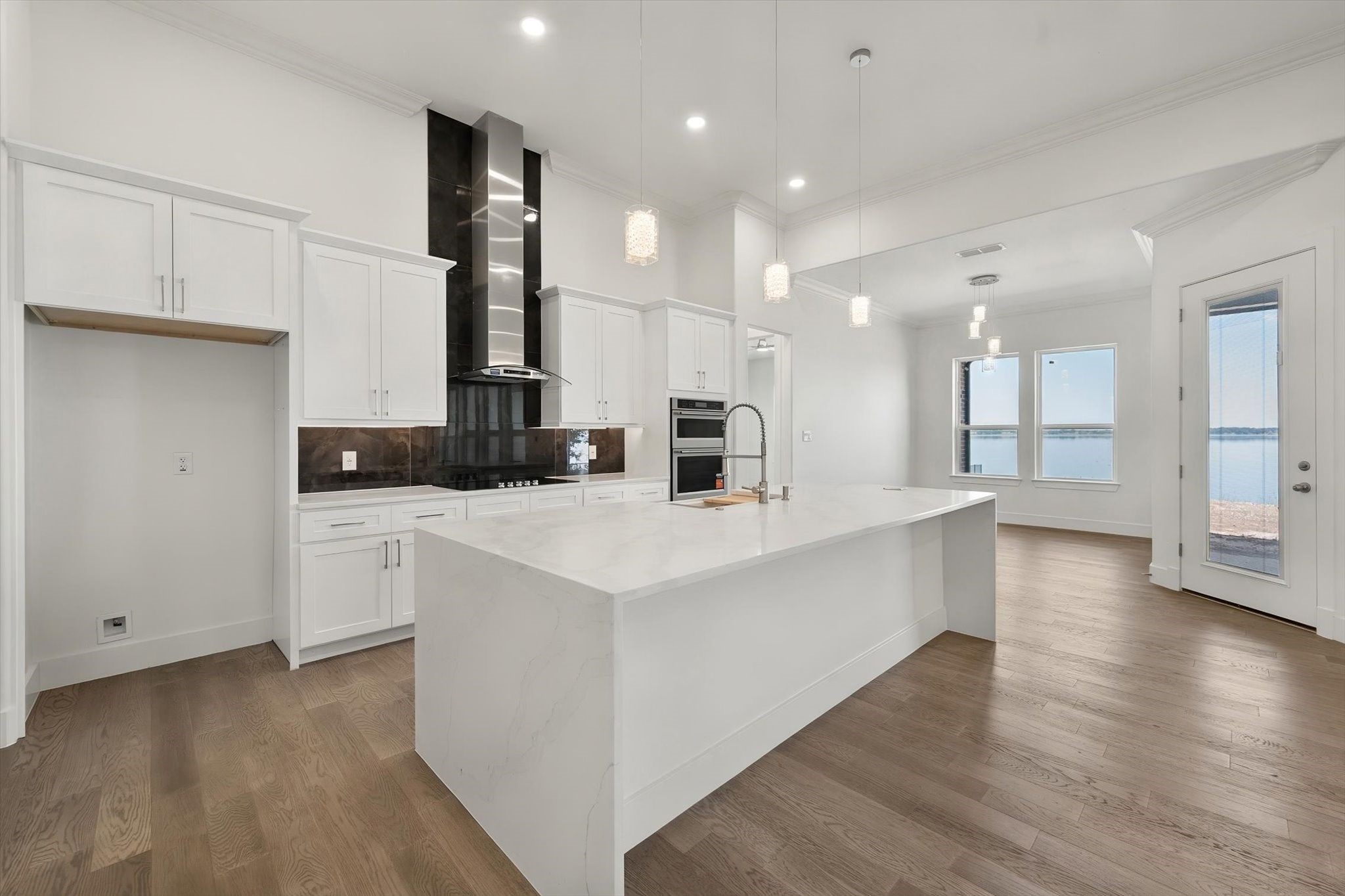 443 Meandering Way