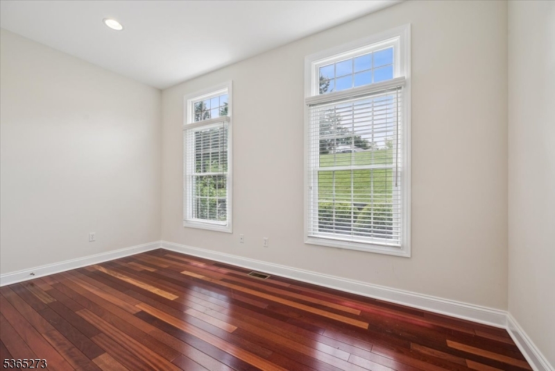 7 Sycamore Dr