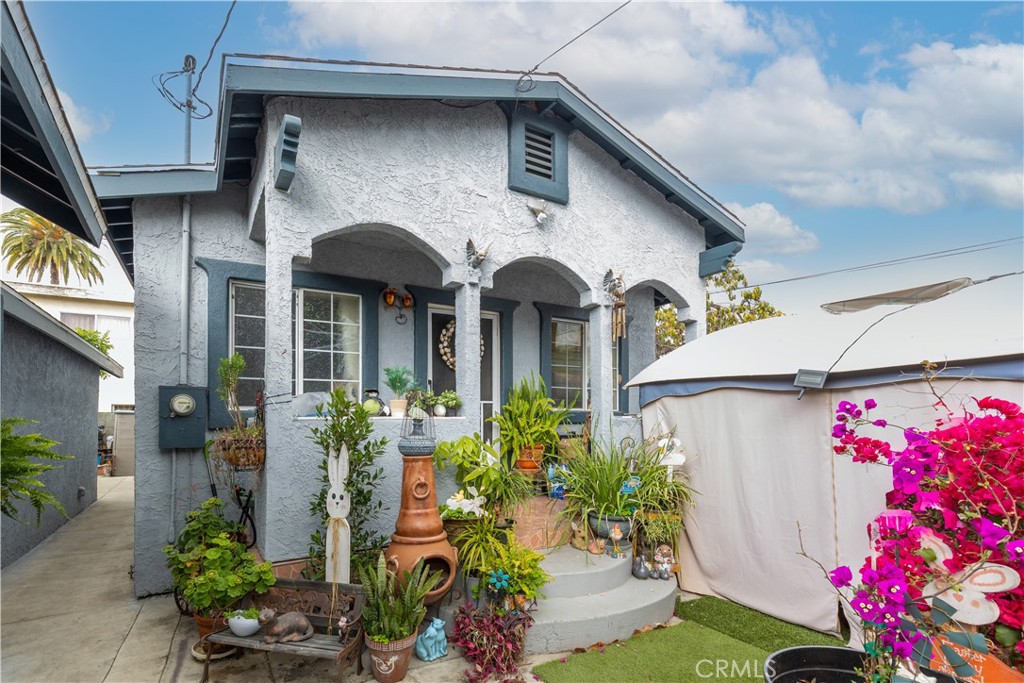 1843 Cerritos Avenue